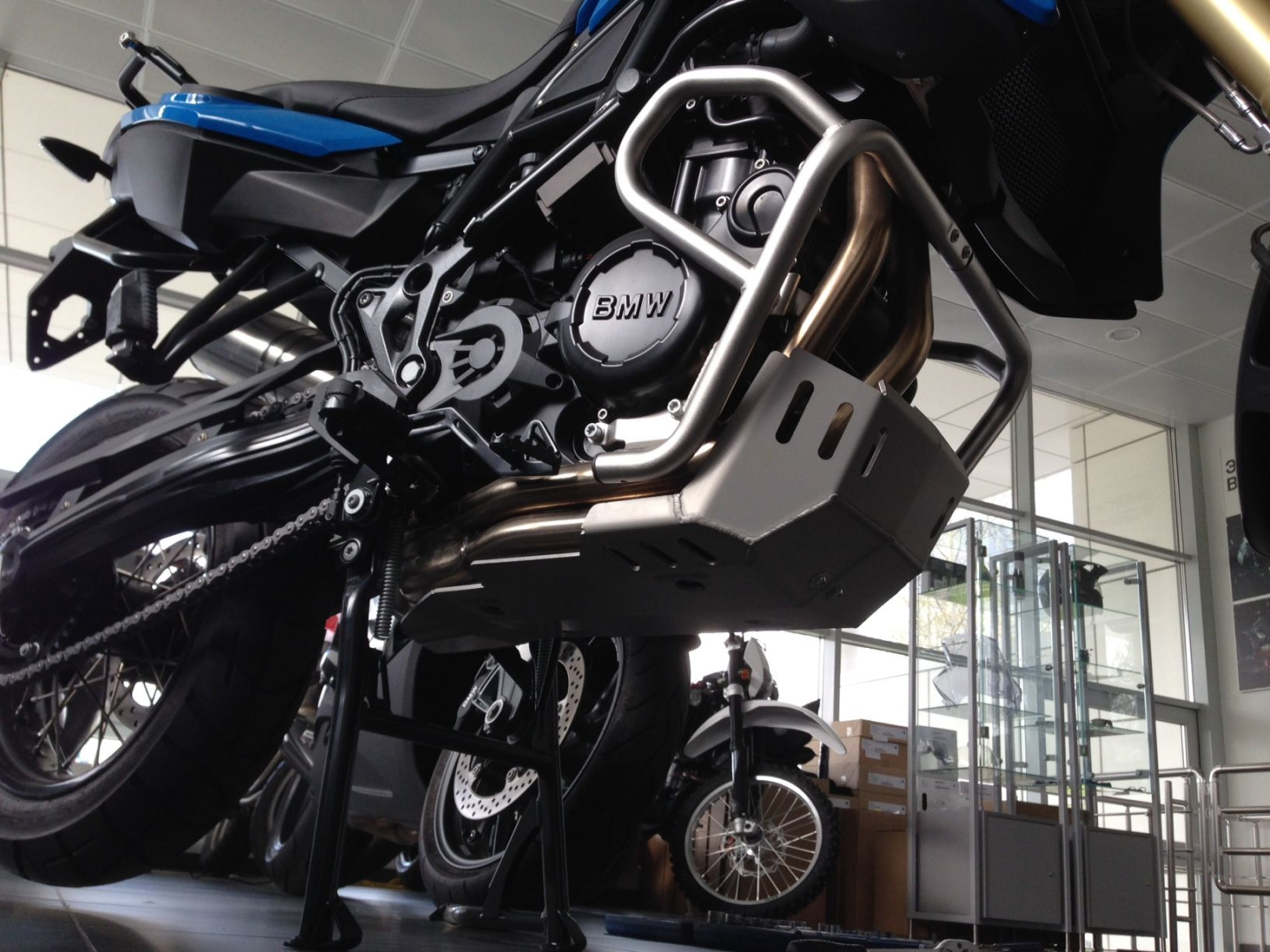 Купить защита картера bmw f800gs adventure f700gs по цене 7 378 р.. Низкие цены. Большой выбор. Доставка по всей России. Интернет-магазин в Москве. Только положительные отзывы!