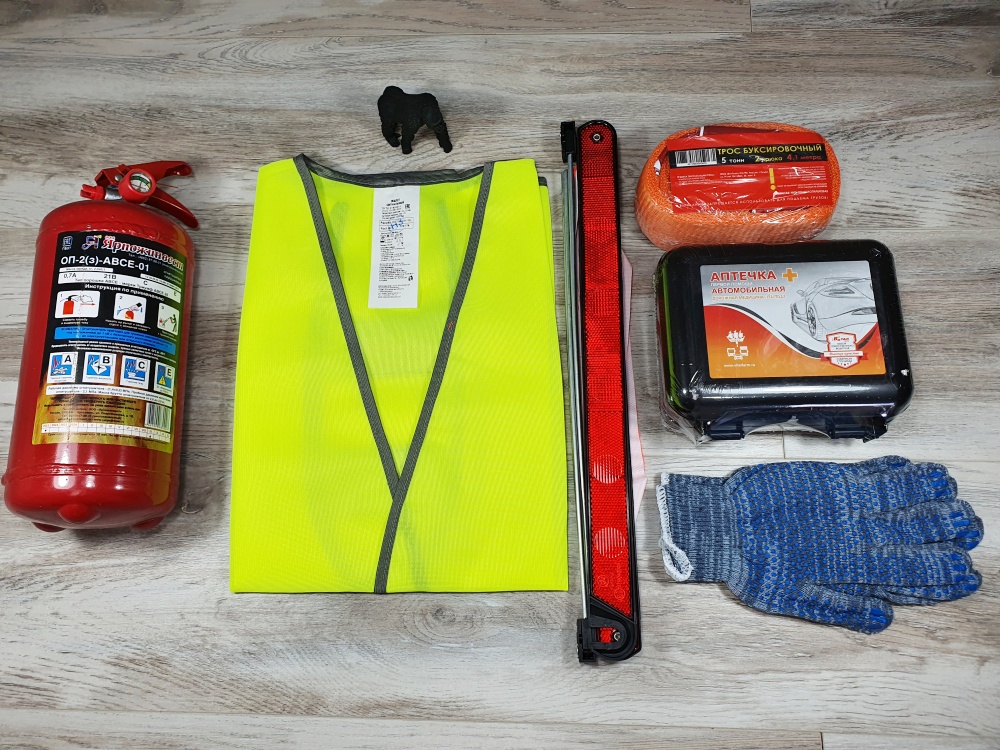 Купить набор автомобилиста lada (аптечка, огнетушитель, знак авар. остановки, трос буксировочный) по цене 1 500 р.. Низкие цены. Большой выбор. Доставка по всей России.  Интернет-магазин в Москве. Только положительные отзывы!