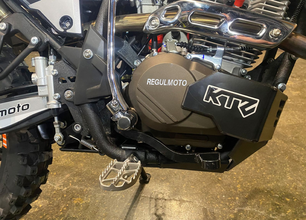Купить защита картера и прогрессии мотоцикла regulmoto cr-x pr300 (4t zs175fmm, б.вал) 2025 по цене 5 500 р.. Низкие цены. Большой выбор. Доставка по всей России. Интернет-магазин в Москве. Только положительные отзывы!