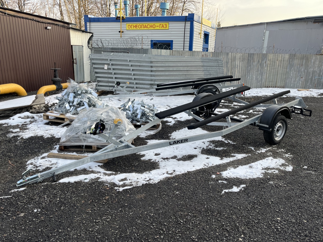 Купить лодочный прицеп laker smart trailer 750 оцинкованный на рессорной подвеске по цене 59 800 р.. Низкие цены. Большой выбор. Доставка по всей России. Интернет-магазин в Москве. Только положительные отзывы!