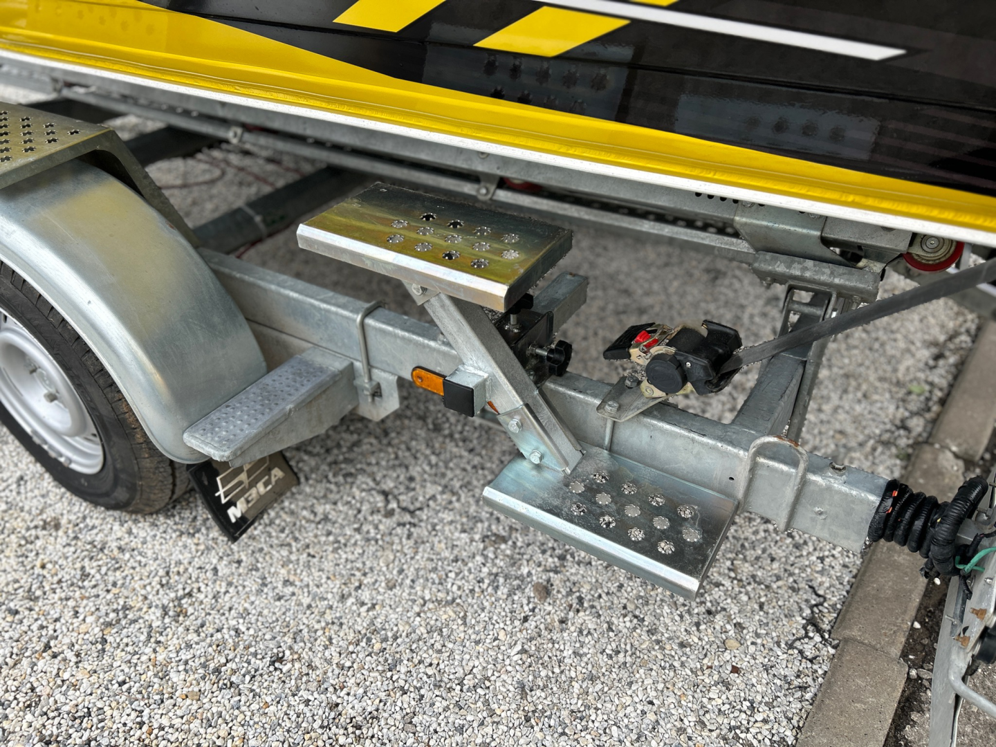 Купить лестница на заднюю часть лодочного прицепа 490.230.000.000-01 практик (правая - по ходу движения) по цене 13 400 р.. Низкие цены. Большой выбор. Доставка по всей России. Интернет-магазин в Москве. Только положительные отзывы!