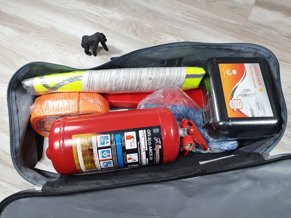 Купить набор автомобилиста lada (аптечка, огнетушитель, знак авар. остановки, трос буксировочный) по цене 1 500 р.. Низкие цены. Большой выбор. Доставка по всей России.  Интернет-магазин в Москве. Только положительные отзывы!