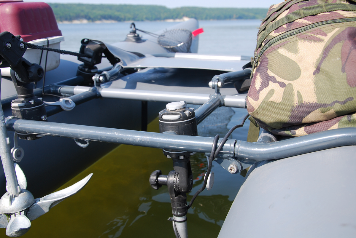 Купить замки и монтажная площадка для установки на трубу d 22/25 мм fmr225 (серый) по цене  Низкие цены. Большой выбор. Доставка по всей России. Интернет-магазин в Москве. Только положительные отзывы!