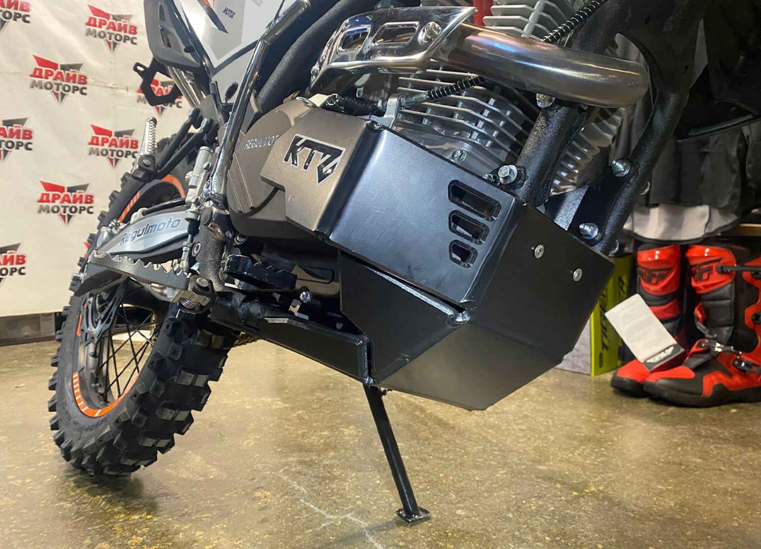 Купить защита картера и прогрессии мотоцикла regulmoto cr-x pr300 (4t zs175fmm, б.вал) 2025 по цене 5 500 р.. Низкие цены. Большой выбор. Доставка по всей России. Интернет-магазин в Москве. Только положительные отзывы!